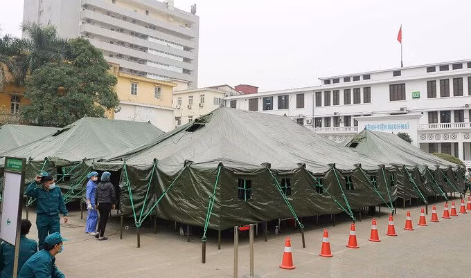 Bạch Mai lập bệnh viện dã chiến ở Hà Nội trong 4 giờ ảnh 1 Bệnh viện dã chiến tại Bệnh viện Bạch Mai sáng 8/2. Ảnh: Thành Dương.
