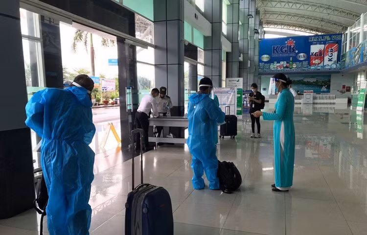 nhung-hanh-khach-dau-tien-tren-chuyen-bay-noi-dia-duoc-mo-lai-giua-tphcm-va-rach-gia..jpg