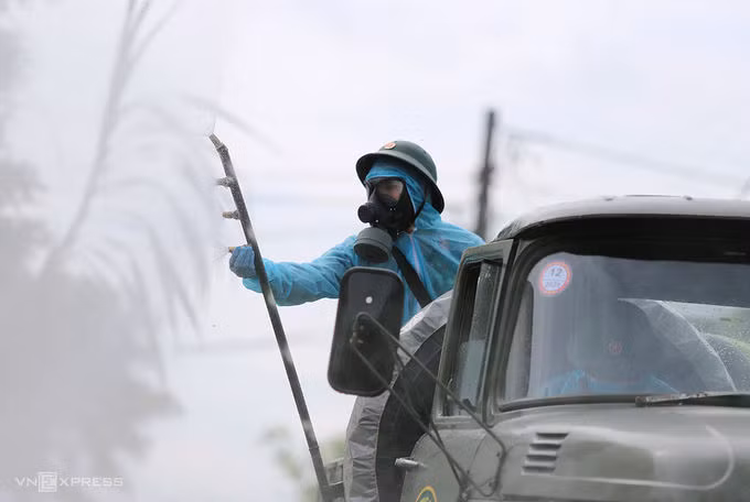 Quân đội phun khử khuẩn tại thôn Đoài Thịnh, xã Thạch Trung, nơi hai vợ chồng doanh nhân về từ Bình Dương lưu trú. Ảnh: Đức Hùng