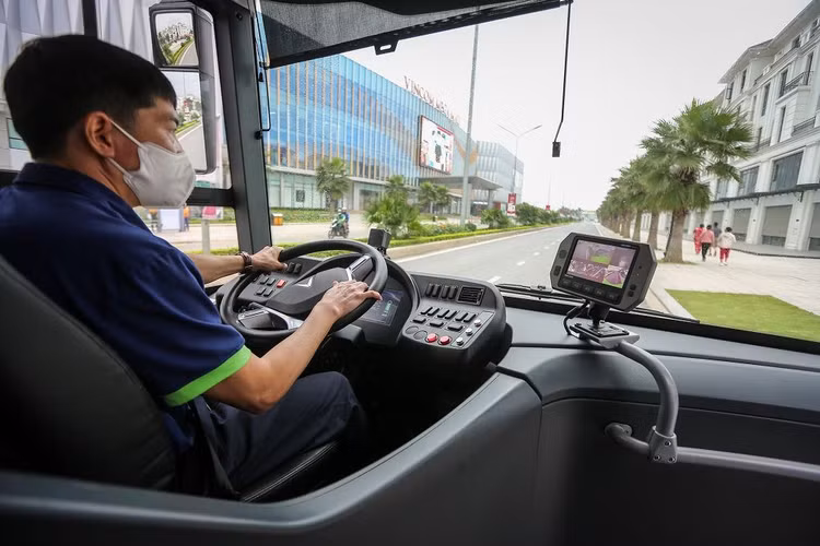 Khoang lái dành cho tài xế với những màn hình hiển thị hiện đại đa dạng thông tin.
