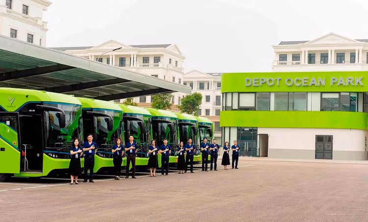 Xe buýt điện của VinBus chính thức lăn bánh.