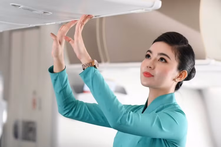 tiep vien hang khong chuyen nghe vi dich anh 2