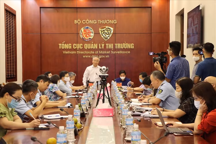 Cuộc họp trực tuyến giữa hai bộ nhằm tìm giải pháp bình ổn giá cả phân bón. Ảnh: HH