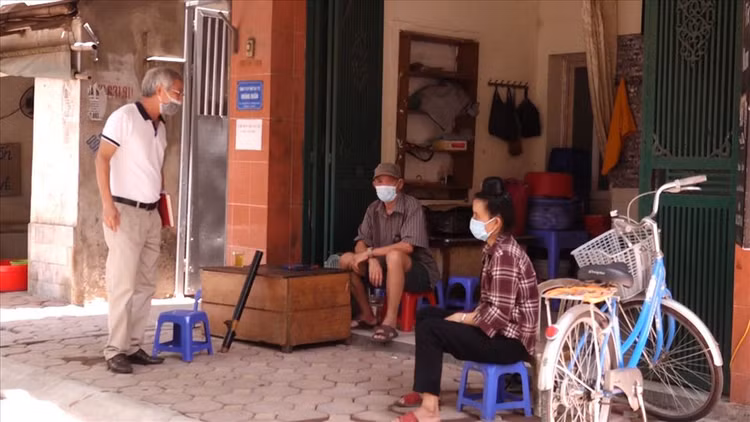 Ông Nguyễn Quốc Hùng đi rà soát các đối tượng lao động tự do trên địa bàn khu dân cư. ảnh T.Vương