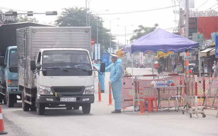 Các doanh nghiệp vận tải phải có trách nhiệm trong công tác phòng chống, dịch cho đội ngũ lái xe và chịu trách nhiệm trước pháp luật về vấn đề này. Ảnh minh họa.