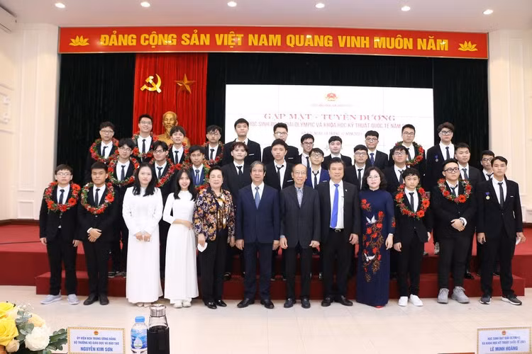 le-tuyen-duong-hoc-sinh-gioi-olympic-quoc-te(1).jpg