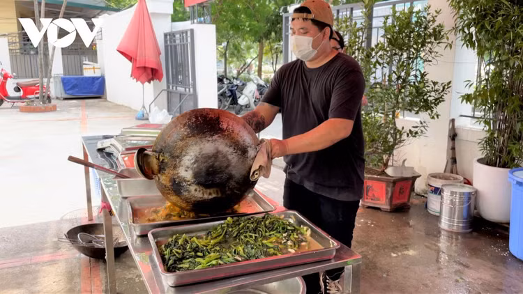 Bếp ăn 0 đồng giúp người dân nghèo tại Hà Nội yên tâm “ở tại chỗ” trong mùa dịch ảnh 5
