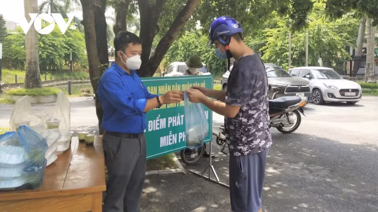 Bếp ăn 0 đồng giúp người dân nghèo tại Hà Nội yên tâm “ở tại chỗ” trong mùa dịch ảnh 11