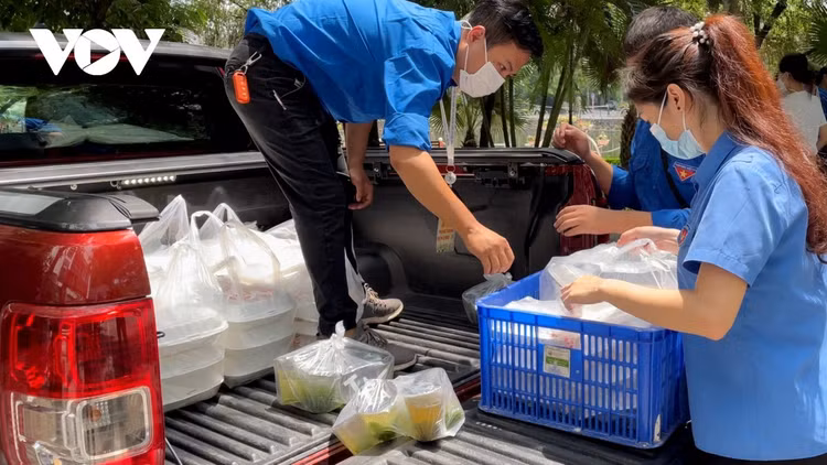 Bếp ăn 0 đồng giúp người dân nghèo tại Hà Nội yên tâm “ở tại chỗ” trong mùa dịch ảnh 12