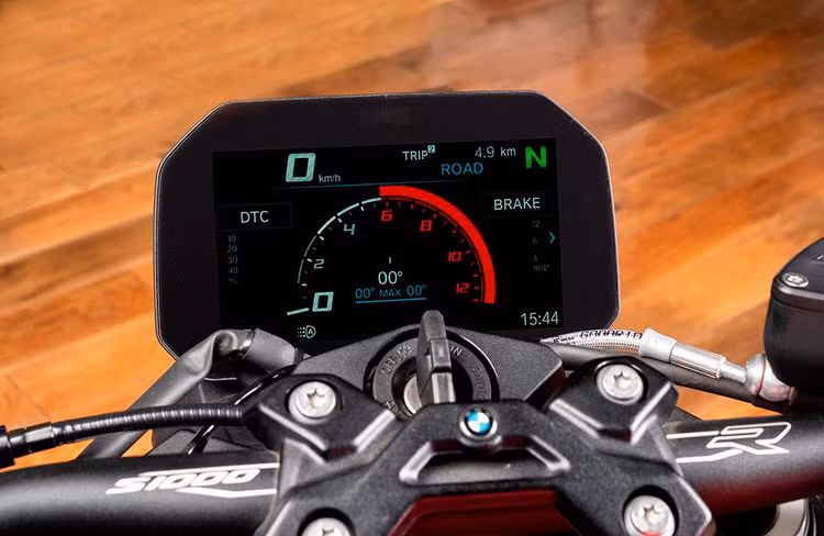 s-1000-r-race-2.jpg