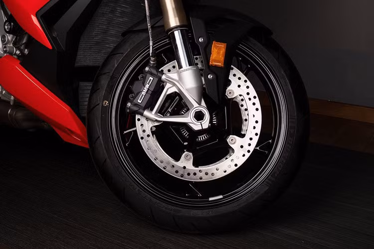 s-1000-r-race-4.jpg