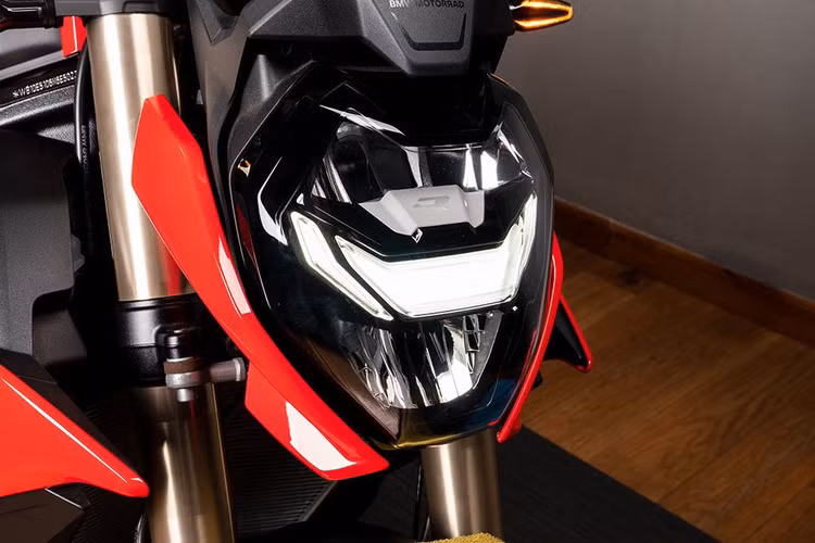 s-1000-r-race-1.jpg