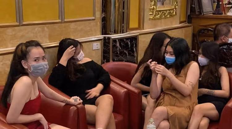 38 nguoi hat karaoke anh 1