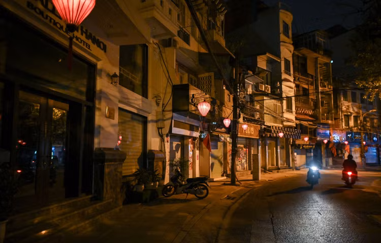 Dong cua hang quan via he Ha Noi anh 8