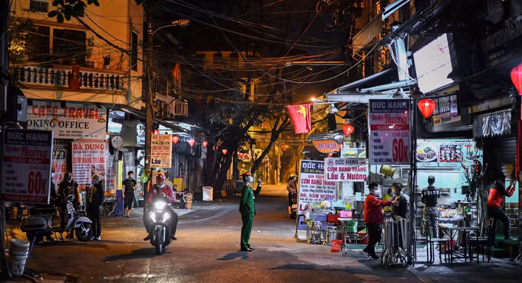 Dong cua hang quan via he Ha Noi anh 1
