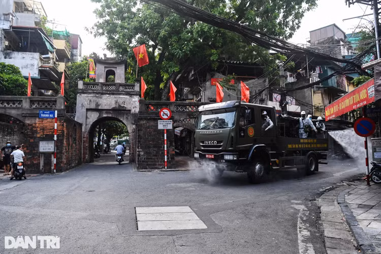 Đoàn xe đặc chủng phun khử khuẩn nhiều tuyến phố trung tâm Hà Nội - 9