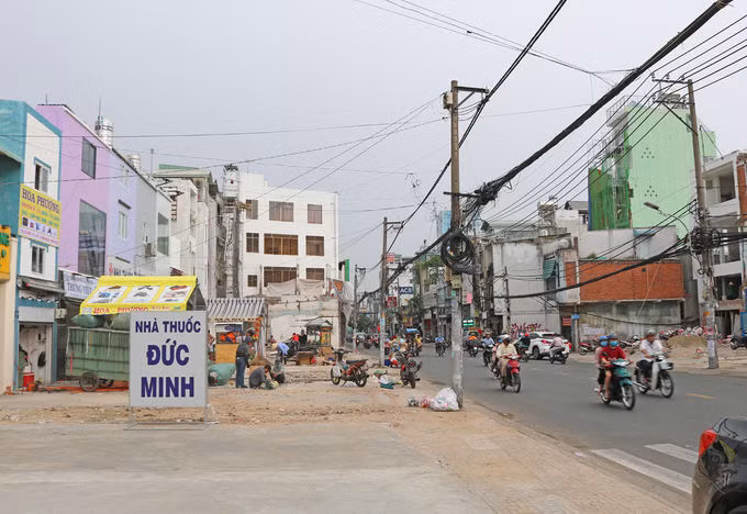 Dãy nhà trên đường Cách Mạng Tháng Tám sau khi tháo dỡ, giao mặt bằng cho Metro Số 2 hồi tháng 11. Ảnh: Gia Minh.