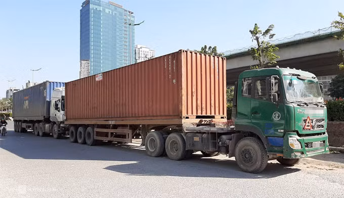 Đường dây buôn lậu 5.000 tấn thuốc bắc ảnh 2 Hai xe chở thuốc bắc nhập lậu trong đường dây bị phát hiện đưa về tập kết tại trụ sở Bộ Công an, trên đường Phạm Văn Đồng, Hà Nội hồi tháng 12/2019. Ảnh: Bá Đô