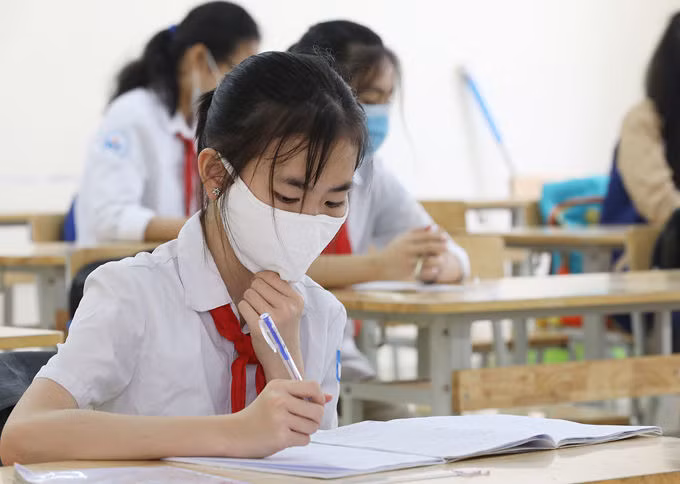 Học sinh Hà Nội dừng đến trường từ 4/5 ảnh 1 Học sinh trường THCS Nguyễn Du (Nam Từ Liêm, Hà Nội) đeo khẩu trang, đo nhiệt độ trong ngày trở lại trường đầu tiên sau nhiều tháng nghỉ học năm 2020. Ảnh: Ngọc Thành.