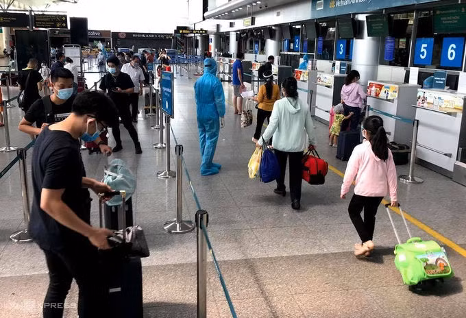Khách chưa khai báo y tế sẽ không được lên máy bay ảnh 1 Xếp hàng làm thủ tục Check in tại sân bay Đà Nẵng. Ảnh: Gia Chính