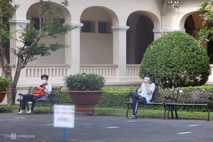 Thí sinh TP HCM trong ngày thi đầu tiên ảnh 7 Thí sinh TP HCM trong ngày thi đầu tiên ảnh 7
