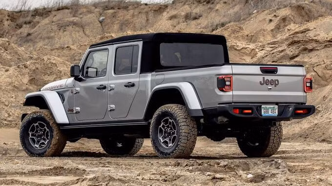 Jeep triệu hồi Wrangler và Gladiator ảnh 1 Mẫu Jeep Gladiator trong diện triệu hồi. Ảnh: Caranddriver