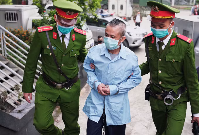 Chủ mưu vụ giết người ở Đồng Tâm thay đổi kháng cáo ảnh 1 Bị cáo Lê Đình Công bị dẫn giải đến toà. Ảnh: Ngọc Thành.
