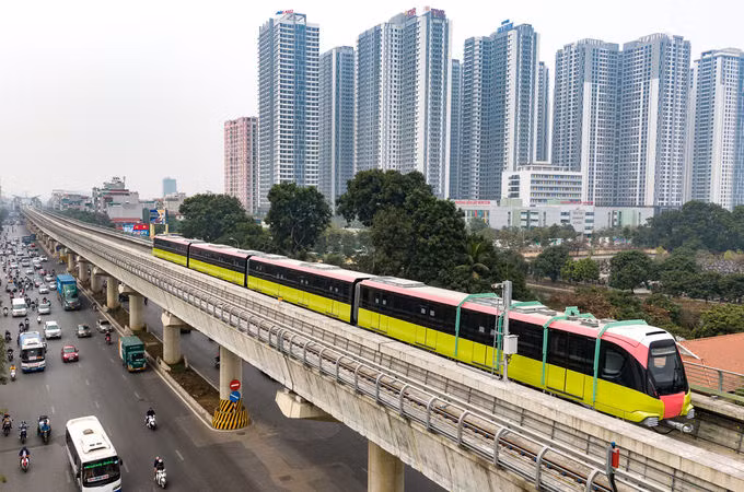 Hoàn thành vận hành thử robot đào hầm metro Nhổn - ga Hà Nội ảnh 2 Đoàn tàu đầu tiên của tuyến Nhổn - ga Hà Nội chạy thử hôm 22/1. Ảnh: Tùng Nguyên.
