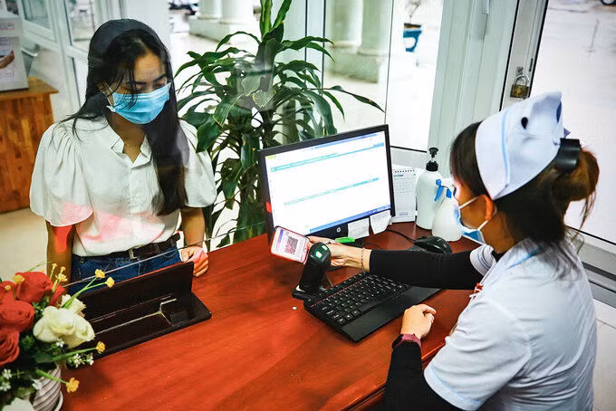 Khám chữa bệnh không cần thẻ bảo hiểm y tế giấy từ 1/6 ảnh 1 Dùng tài khoản BHXH điện tử để khám chữa bệnh tại Quảng Nam. Ảnh: Hồng Chiêu