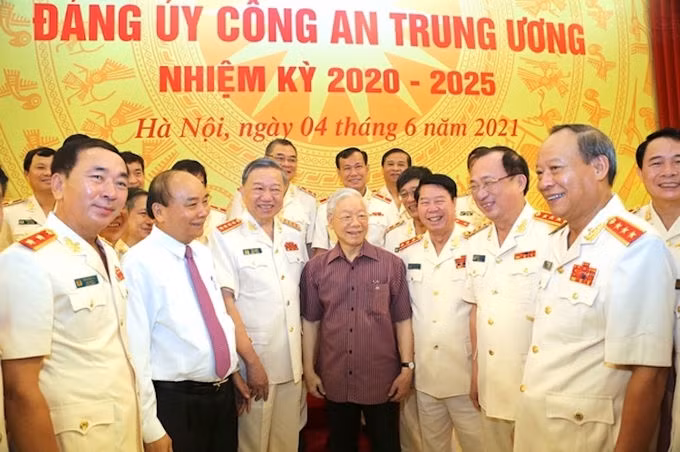 Ba lãnh đạo chủ chốt tham gia Đảng ủy Công an Trung ương ảnh 1 Tổng Bí thư Nguyễn Phú Trọng (thứ 4 tưd trái qua); Chủ tịch nước Nguyễn Xuân Phúc (thứ 2 từ trái qua) cùng lãnh đạo Bộ Công an. Ảnh: TTX