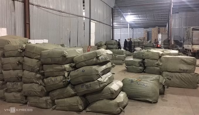 Đường dây buôn lậu 5.000 tấn thuốc bắc ảnh 3 Kho hàng chứa dược liệu nhập lậu ở Từ Sơn, Bắc Ninh bị cảnh sát khám xét. Ảnh:Công an cung cấp