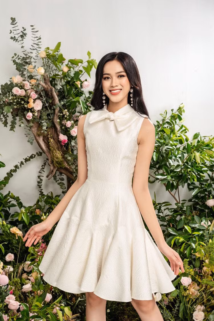 Hoa hậu Đỗ Thị Hà đẹp tựa 'nàng thơ', khoe đôi chân dài thẳng tắp - ảnh 1