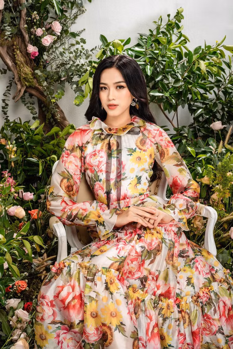 Hoa hậu Đỗ Thị Hà đẹp tựa 'nàng thơ', khoe đôi chân dài thẳng tắp - ảnh 6