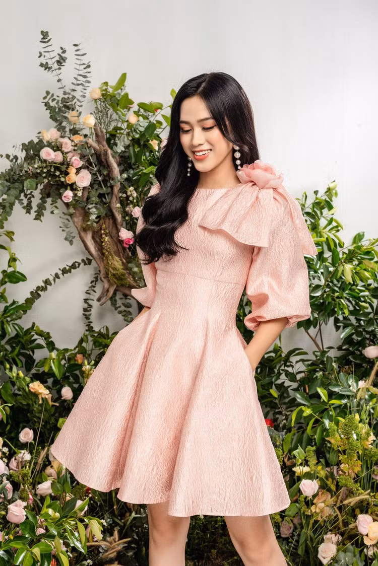 Hoa hậu Đỗ Thị Hà đẹp tựa 'nàng thơ', khoe đôi chân dài thẳng tắp - ảnh 2