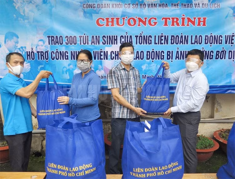 lien-doan-lao-dong-tphcm-to-chuc-chuong-trinh-trao-300-tui-an-sinh-cua-cong-doan-cho-nguoi-lao-dong-bi-anh-huong-dich-covid-19..jpeg