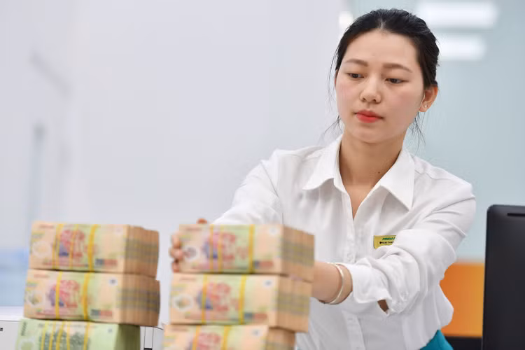 Nguoi dan ngay cang it gui tien ngan hang anh 1