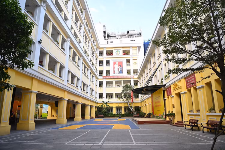 Học sinh Hà Nội nghỉ hè sớm gần nửa tháng ảnh 1 Sân trường tiểu học Tràng An, quận Hoàn Kiếm, Hà Nội, vắng học sinh trong những ngày nghỉ phòng dịch tháng 5. Ảnh: Giang Huy.