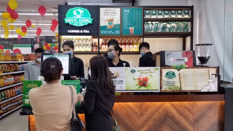 Kiosk Phúc Long được bố trí rộng rãi để khách hàng thuận tiện mua đồ uống khi sau khi mua sắm. Trong 2 tuần đầu khai trương, Phúc Long tặng túi tote đến khách hàng có hóa đơn từ 120.000đ, tặng giá đỡ điện thoại đến khách hàng mua ly size vừa bất kỳ và tặng thẻ thành viên với hóa đơn từ 65.000đ.
