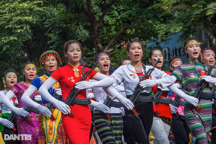 Ngắm Lễ diễu binh hùng tráng, rộn ràng đường phố Thủ đô dịp Quốc khánh 2015 - 30