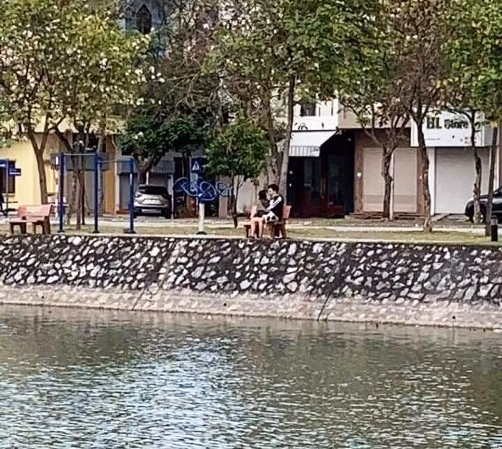 Hôn nhau ở công viên giữa đại dịch, đôi trẻ Hải Dương bị phạt 4 triệu đồng