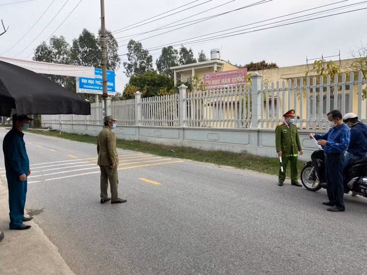 Hôn nhau ở công viên giữa đại dịch, đôi trẻ Hải Dương bị phạt 4 triệu đồng
