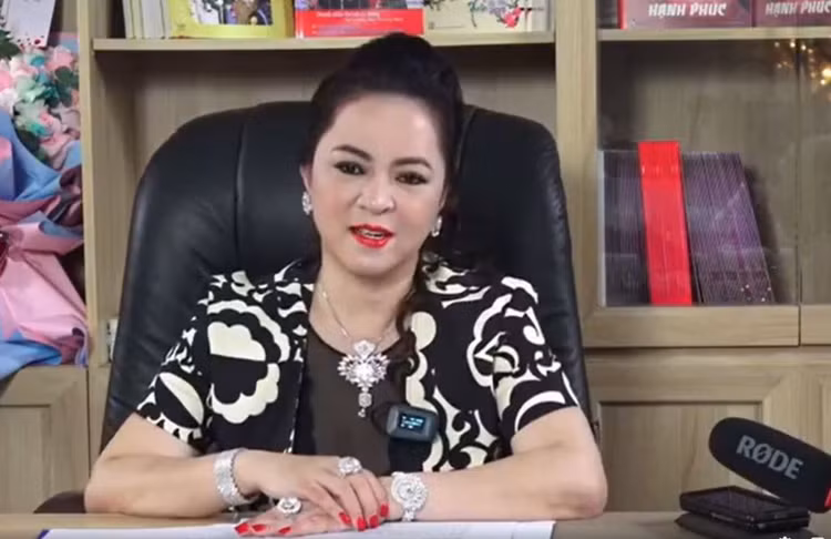 ba Phuong Hang livestream anh 1