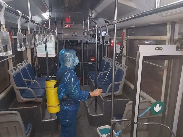 Xe buýt Hà Nội phun khử khuẩn để phòng chống dịch Covid-19 ảnh 7