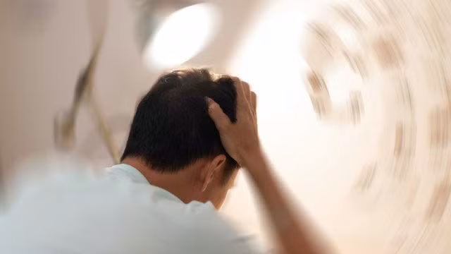 Khi mắc Covid-19, nam giới thường co các triệu chứng như khó thở, mệt mỏi, ớn lạnh và sốt /// Ảnh minh họa: Shutterstock