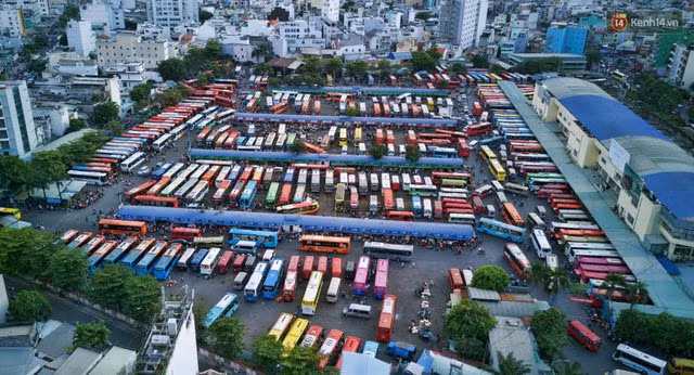 o-to-khach-cac-loai-xep-thanh-hang-chat-kin-khien-ben-xe-tro-nen-qua-tai..jpg