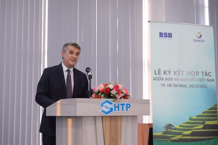 ong-emin-turan-tong-giam-doc-sanofi-viet-nam-kiem-giam-doc-dieu-hanh-nhom-thuoc-tong-quat-chia-se-tam-nhin-cua-sanofi-ve-dinh-huong-phat-trien-ben-vung-tai-viet-nam.jpg