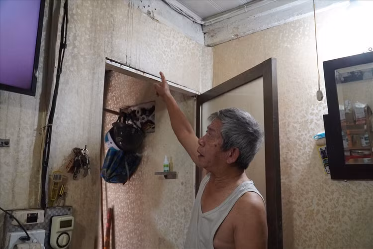 Nhiều gia đình là nơi sinh sống của 4,5 thế hệ. Người dân phải sửa đi sửa lại nhà tạm thời để sinh sống.
