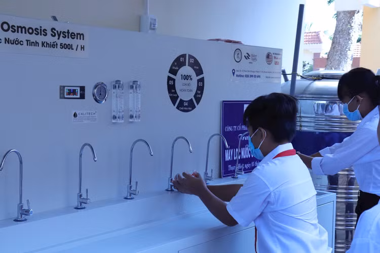Tặng máy lọc trước cho học sinh các tỉnh miền Tây Nam Bộ.