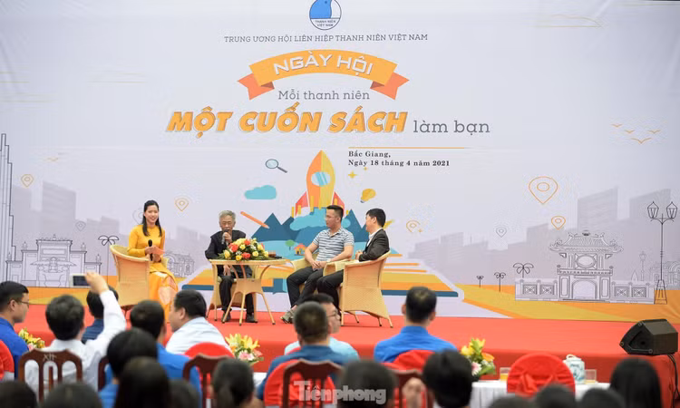 Sự kiện vừa diễn ra hôm 18/4 có sự tham gia của nhà thơ Hoàng Nhuận Cầm ‘Bác sĩ hoa súng’ nhà thơ Hoàng Nhuận Cầm đột ngột qua đời ảnh 1