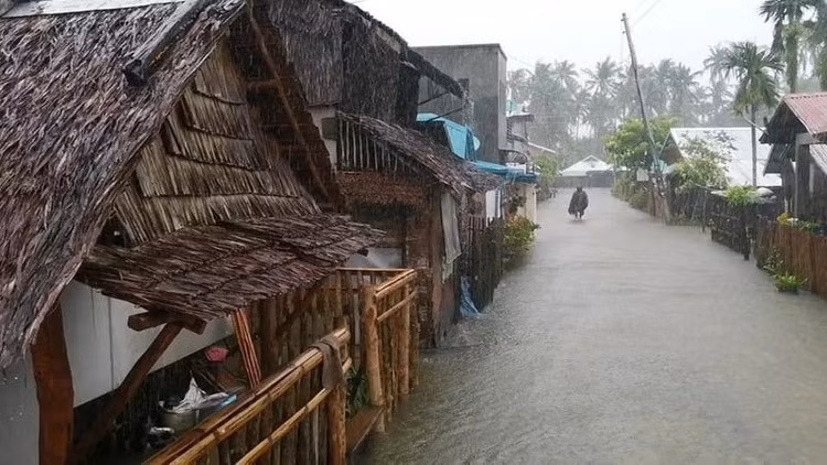 Siêu bão Surigae: Hơn 100.000 người Philippines phải sơ tán - ảnh 1